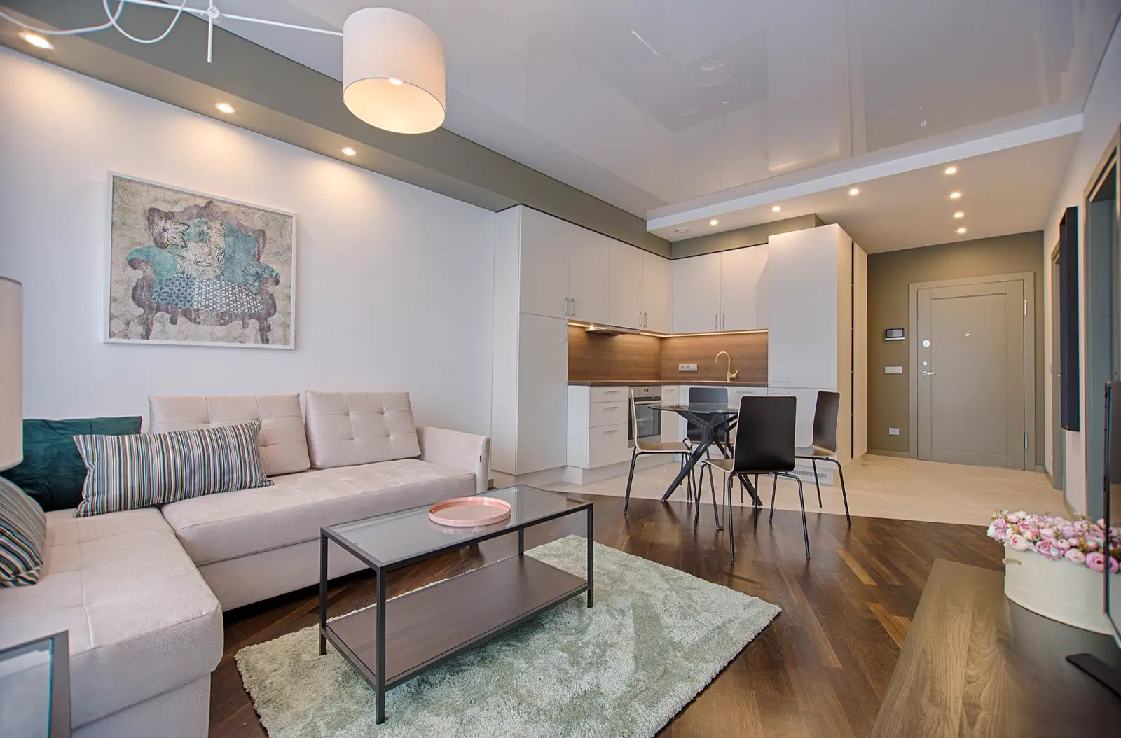 Interior contemporáneo cálido para conversar con OBJETIVA
