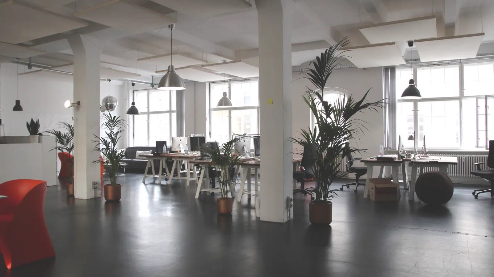 Espacio de trabajo luminoso para educación inmobiliaria