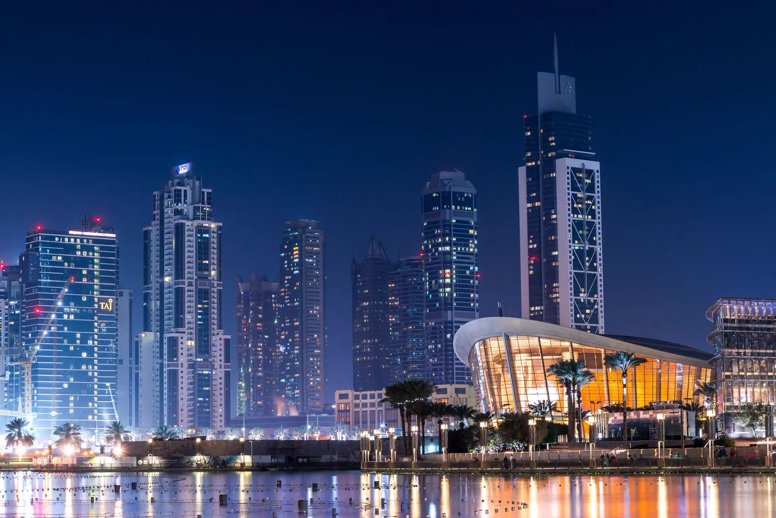Panorama urbano nocturno, oportunidades de inversión inmobiliaria